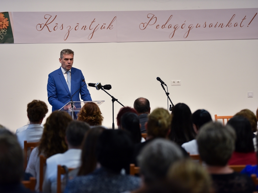 Pedag&oacute;gusnap alkalm&aacute;b&oacute;l k&ouml;sz&ouml;nt&ouml;tte Csurg&oacute; V&aacute;ros &Ouml;nkorm&aacute;nyzata a pedag&oacute;gusokat