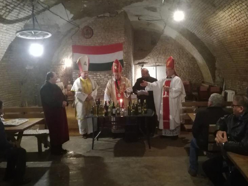 Horvát borpüspökök szentelték fel a csurgói borokat a János napi boráldáson