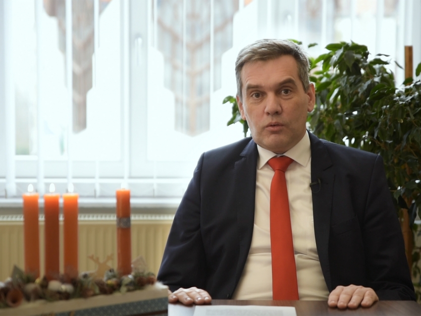 &Aacute;ldott, b&eacute;k&eacute;s, boldog kar&aacute;csonyt Csurg&oacute;! (vide&oacute;&uuml;zenet)