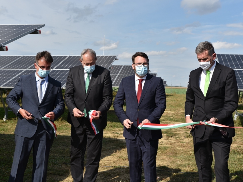 Napelempark &eacute;p&uuml;lt Csurg&oacute;n