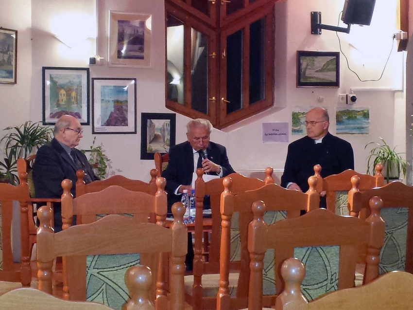 Kerekasztal-besz&eacute;lget&eacute;sen elevenedtek meg 1956 forradalm&aacute;nak csurg&oacute;i esem&eacute;nyei