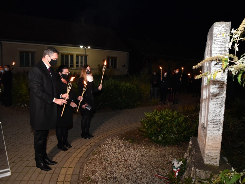 2020. okt&oacute;ber 23. - V&aacute;rosi megeml&eacute;kez&eacute;s