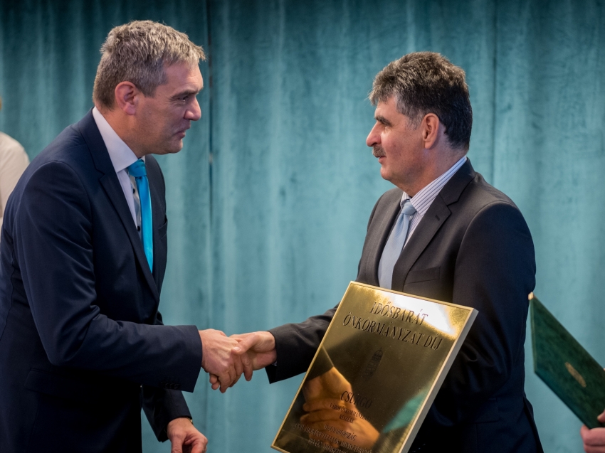 Idősbar&aacute;t &Ouml;nkorm&aacute;nyzat d&iacute;jat kapott Csurg&oacute; V&aacute;ros &Ouml;nkorm&aacute;nyzata