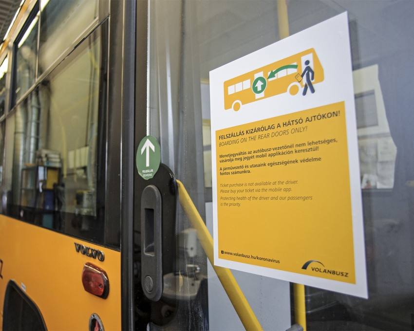 Munkat&aacute;rsai &eacute;s utasai eg&eacute;szs&eacute;g&eacute;nek v&eacute;delm&eacute;ben a Vol&aacute;nbusz felf&uuml;ggeszti az első ajt&oacute;s felsz&aacute;ll&aacute;st