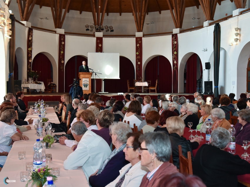 Az időseket k&ouml;sz&ouml;nt&ouml;tt&eacute;k okt&oacute;ber 4-&eacute;n