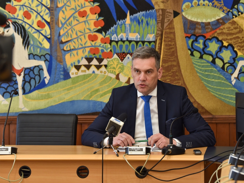 F&uuml;st&ouml;s J&aacute;nos polg&aacute;rmester 2020. &aacute;prilis 29-i sajt&oacute;t&aacute;j&eacute;koztat&oacute;ja Csurg&oacute; aktu&aacute;lis &uuml;gyeiről