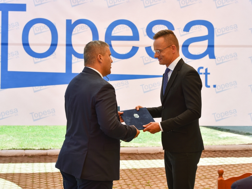 Csurg&oacute;i v&aacute;llalkoz&aacute;shoz vitt t&aacute;mogat&aacute;st Szijj&aacute;rt&oacute; P&eacute;ter