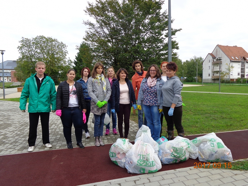 TeSzedd Csurg&oacute;n! - &ouml;nk&eacute;ntes munk&aacute;val mutattak p&eacute;ld&aacute;t a Csurg&oacute;i J&aacute;r&aacute;si Hivatal dolgoz&oacute;i