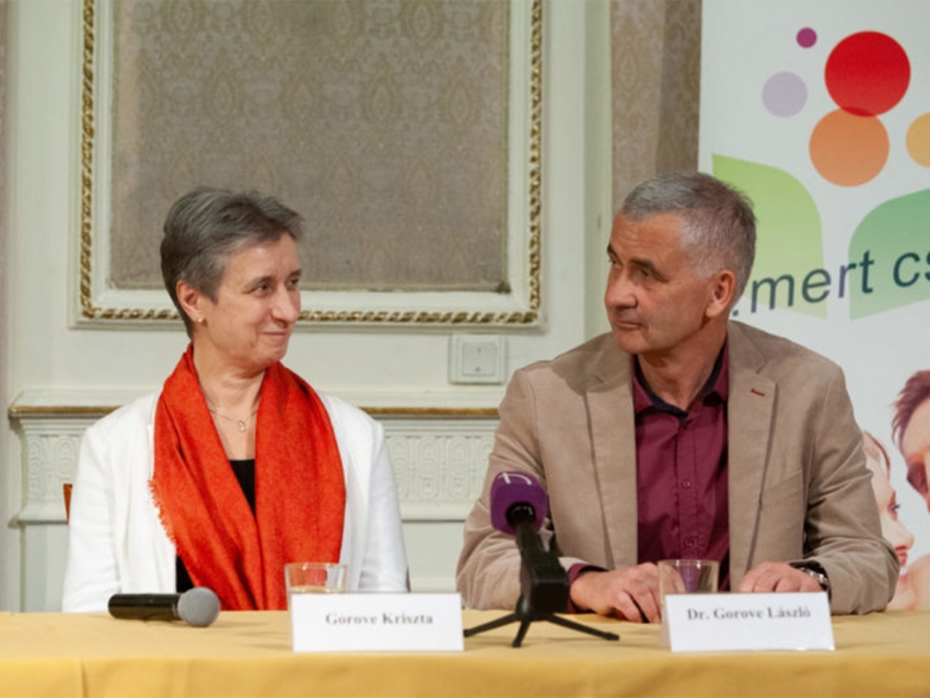 Holtomiglan-holtodiglan - interj&uacute; G&ouml;ndics J&aacute;nos pl&eacute;b&aacute;nossal